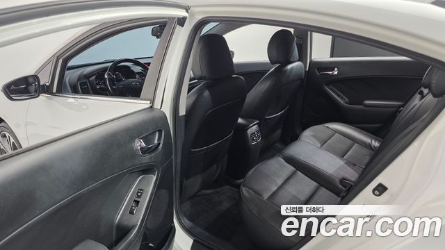 Kia K3 2015 — photo 17