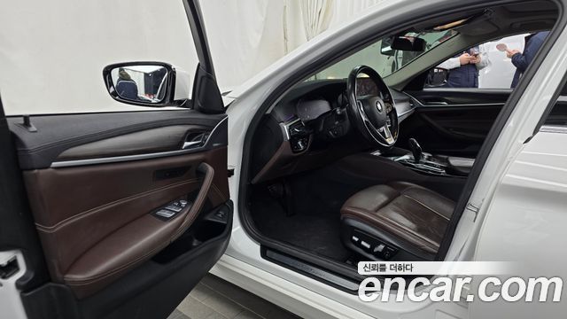 BMW 5-Series 2021 — photo 10