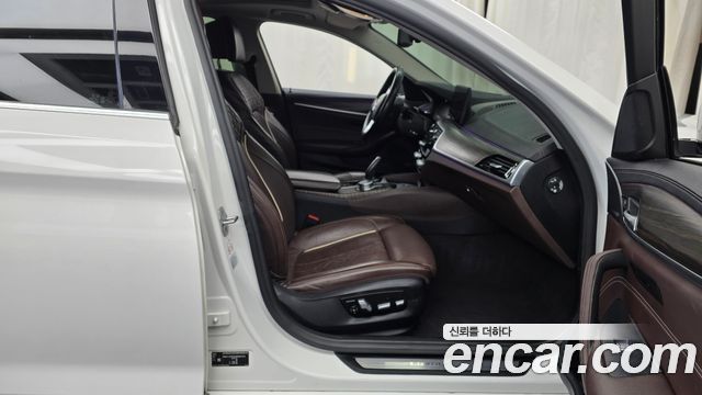 BMW 5-Series 2021 — photo 11