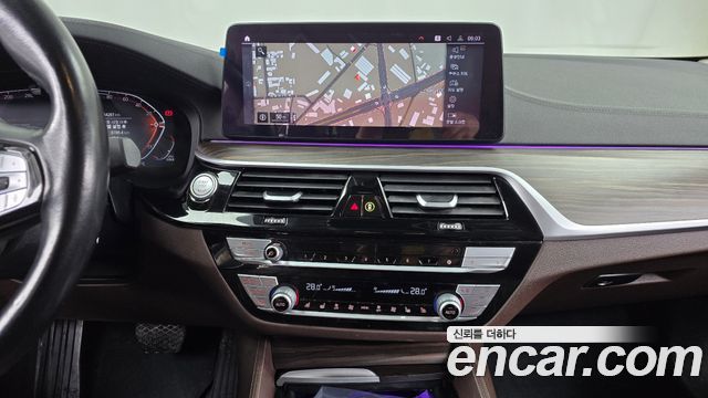 BMW 5-Series 2021 — photo 14