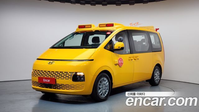 Hyundai Staria 2023 — photo 1