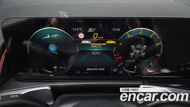 Mercedes-Benz GLB-Class 2022 — photo 8