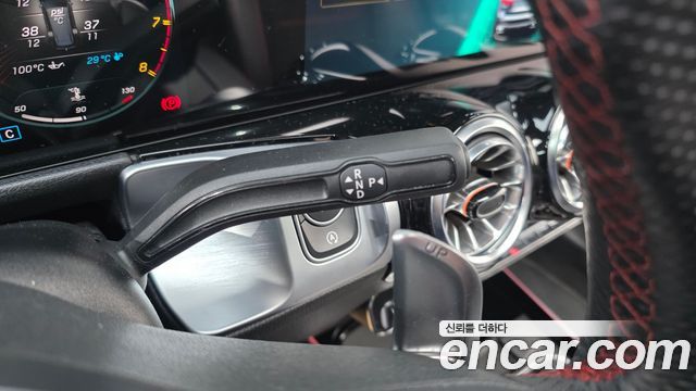 Mercedes-Benz GLB-Class 2022 — photo 9