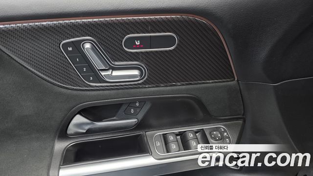 Mercedes-Benz GLB-Class 2022 — photo 18