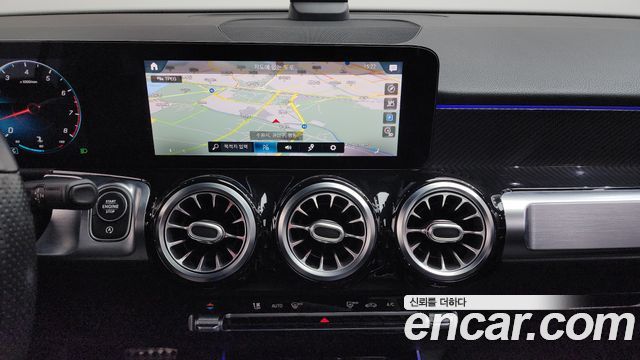 Mercedes-Benz GLB-Class 2021 — photo 15