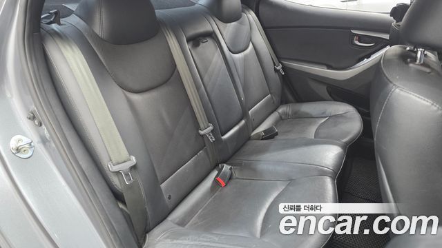 Hyundai AVANTE 2016 — photo 12