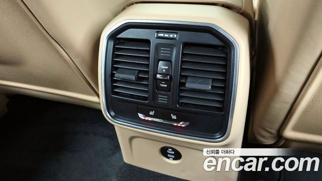 Porsche Macan 2022 — photo 19