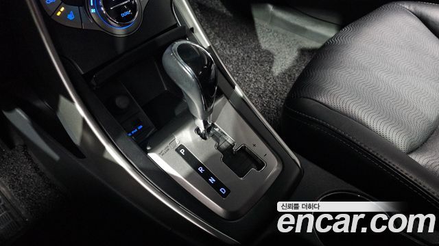 Hyundai AVANTE 2013 — photo 9