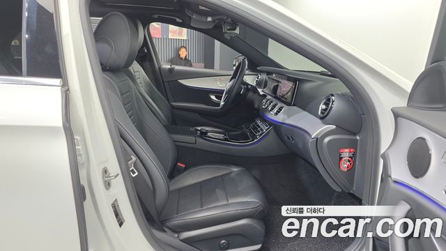 Mercedes-Benz E-Class 2021 — photo 11