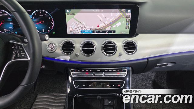 Mercedes-Benz E-Class 2021 — photo 14