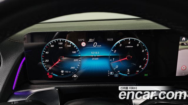 Mercedes-Benz GLB-Class 2023 — photo 8