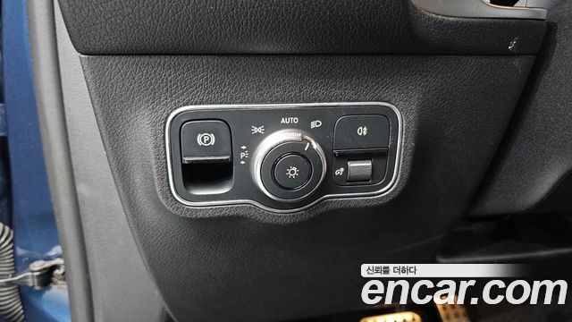 Mercedes-Benz GLB-Class 2023 — photo 13