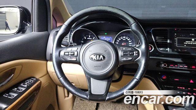 Kia Canival 2015 — photo 11