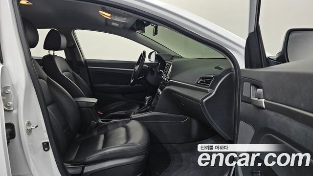 Hyundai AVANTE 2019 — photo 11
