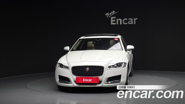 Jaguar XF 2018 — photo 3
