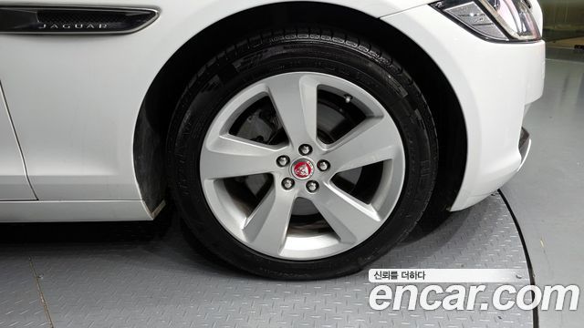 Jaguar XF 2018 — photo 5