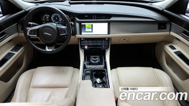 Jaguar XF 2018 — photo 7