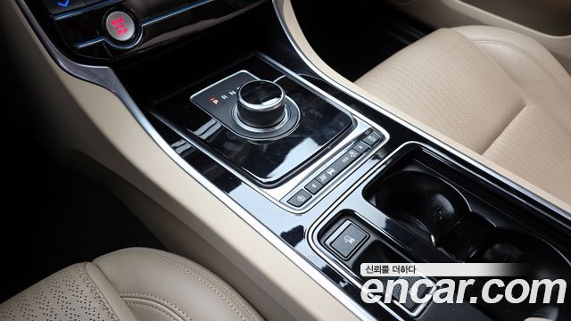 Jaguar XF 2018 — photo 9