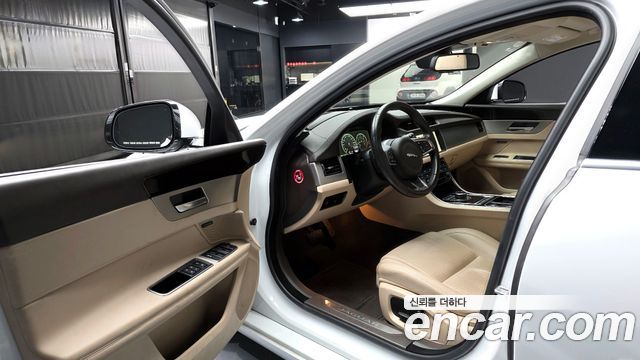 Jaguar XF 2018 — photo 10