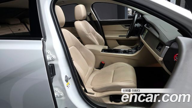 Jaguar XF 2018 — photo 11