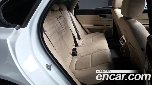 Jaguar XF 2018 — photo 12