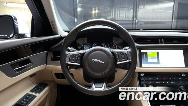 Jaguar XF 2018 — photo 13