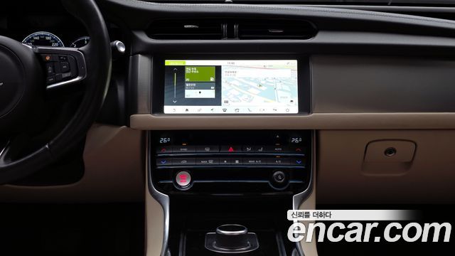 Jaguar XF 2018 — photo 14
