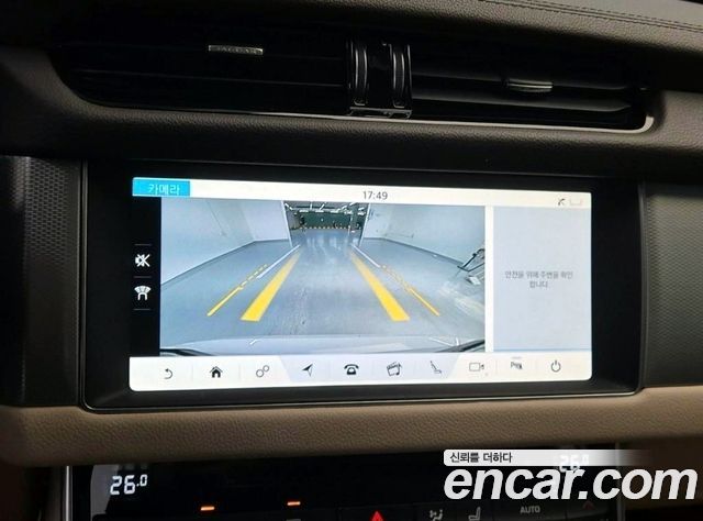 Jaguar XF 2018 — photo 15