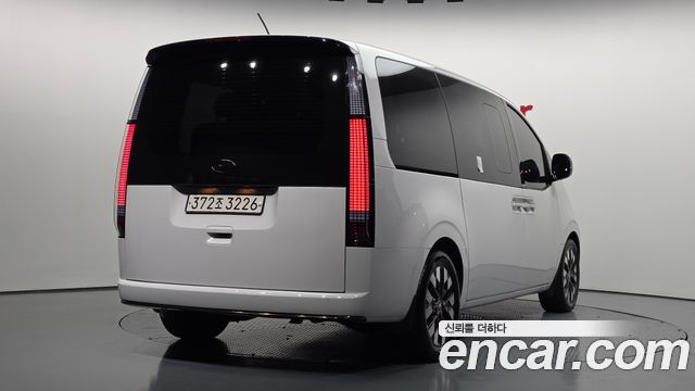 Hyundai Staria 2022 — photo 2