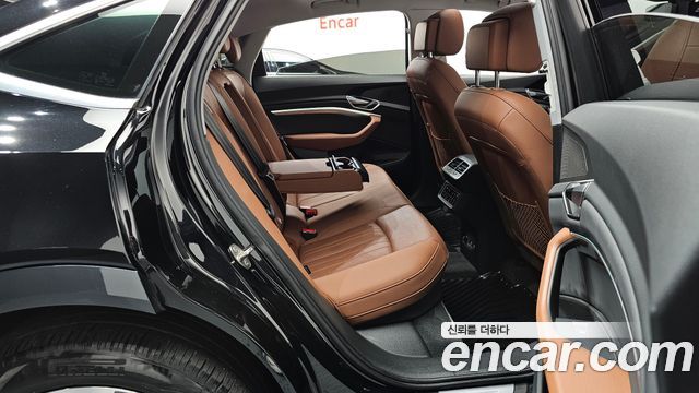 Audi e-tron 2021 — photo 12