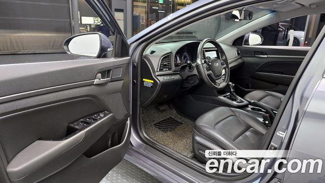 Hyundai AVANTE 2017 — photo 11