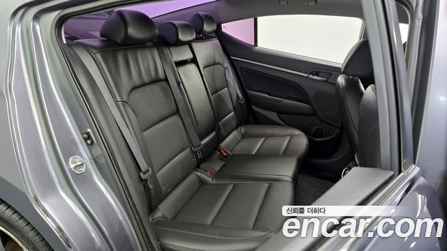 Hyundai AVANTE 2017 — photo 12