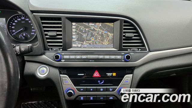 Hyundai AVANTE 2017 — photo 16