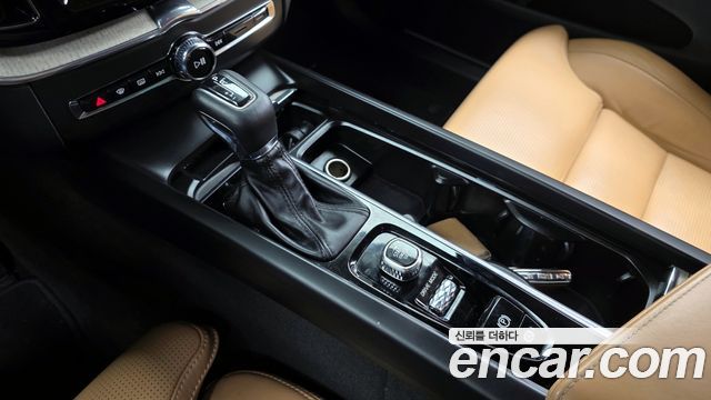 Volvo XC60 2020 — photo 9