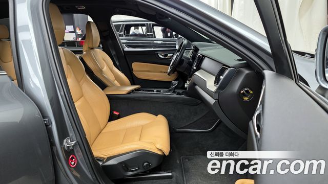 Volvo XC60 2020 — photo 11