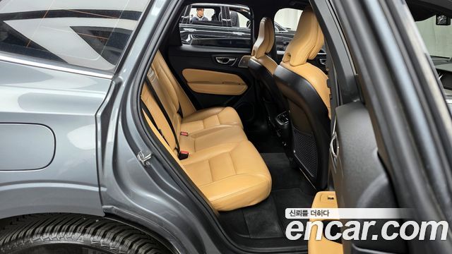 Volvo XC60 2020 — photo 12