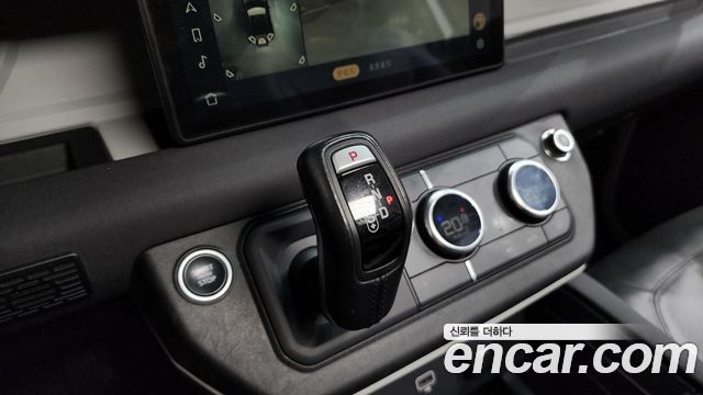 Land Rover Defender 2022 — photo 9