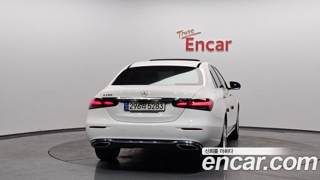 Mercedes-Benz E-Class 2021 — photo 4
