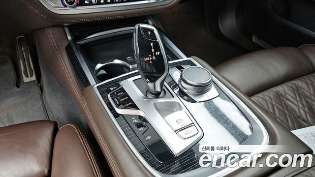 BMW 7-Series 2021 — photo 9