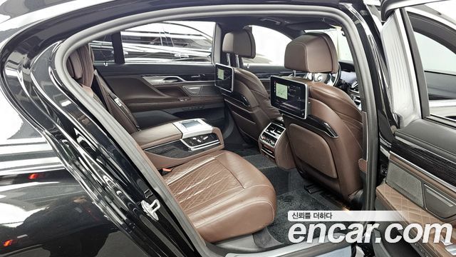 BMW 7-Series 2021 — photo 12
