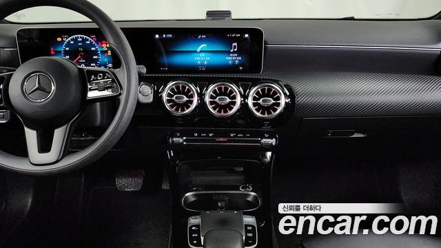 Mercedes-Benz A-Class 2019 — photo 14