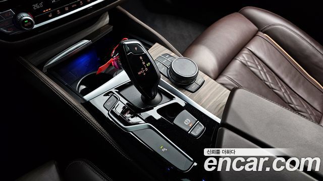 BMW 5-Series 2020 — photo 9