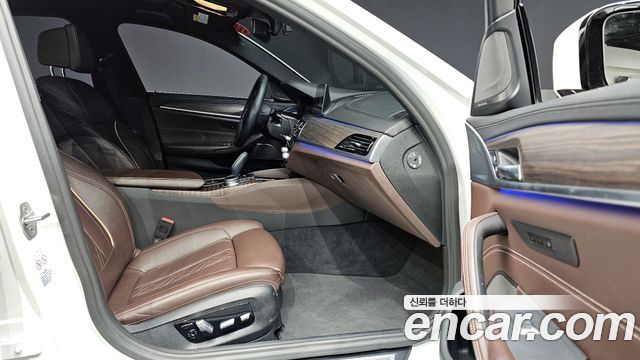 BMW 5-Series 2020 — photo 10
