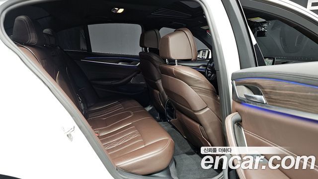 BMW 5-Series 2020 — photo 11