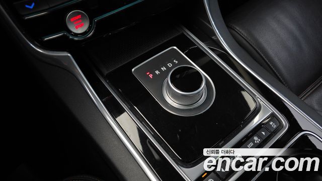 Jaguar XE 2016 — photo 9