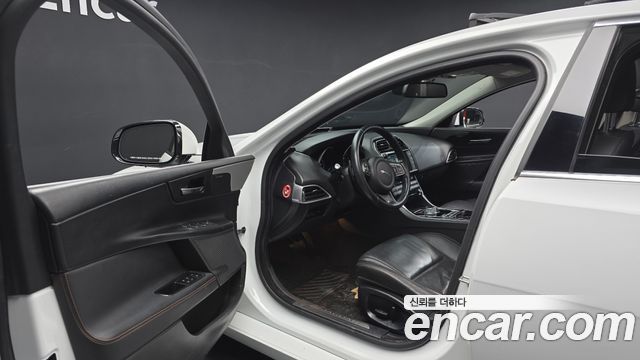 Jaguar XE 2016 — photo 10