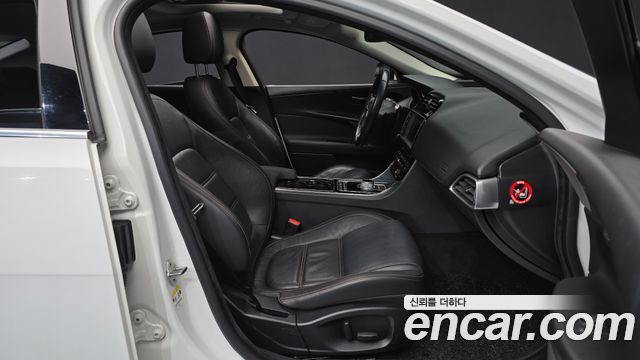 Jaguar XE 2016 — photo 11