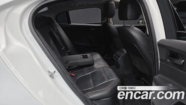 Jaguar XE 2016 — photo 12