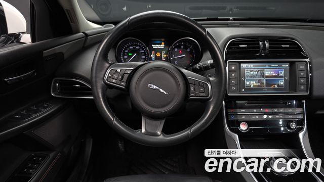 Jaguar XE 2016 — photo 13