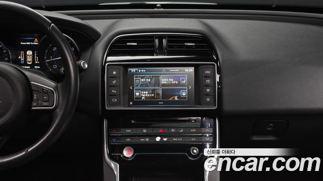 Jaguar XE 2016 — photo 14